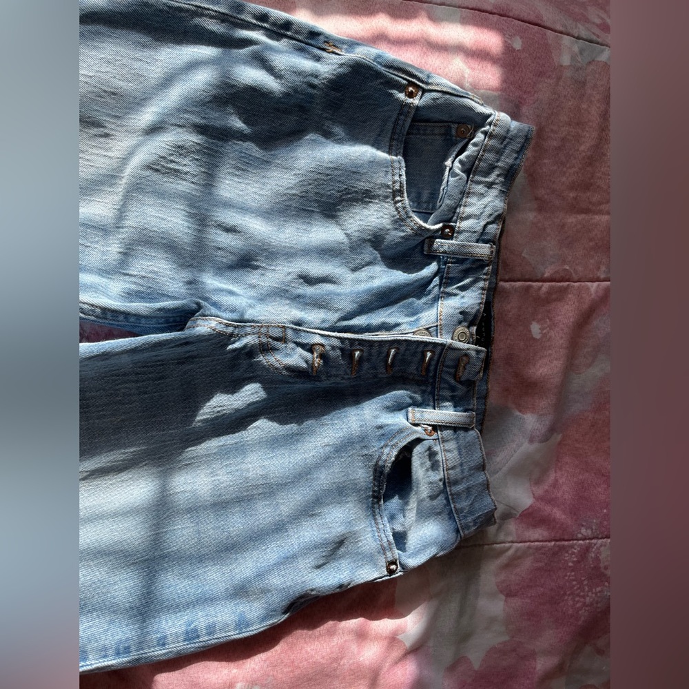 Aeropostale mom gene size 4 fairly used no stains, rips, tears color LIGHT WASH